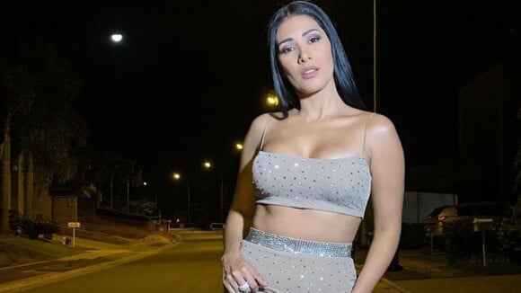 Bolsa transparente e conjunto de strass: Simaria aposta em look fashion em festa