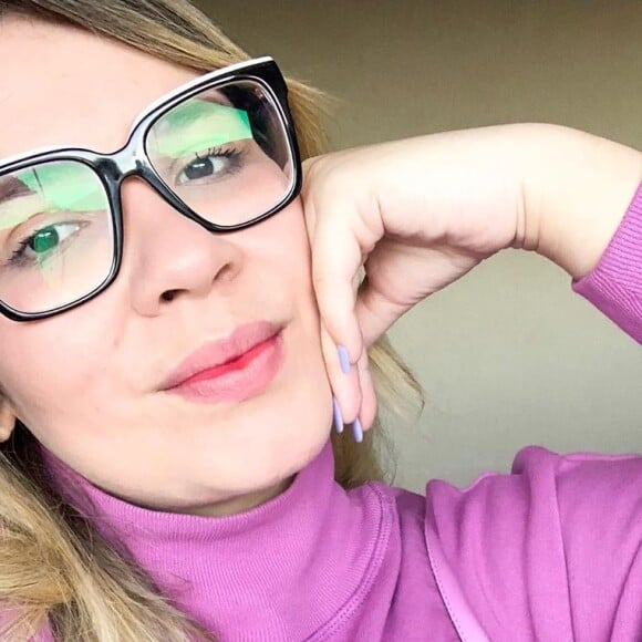 Marilia Mendonça posou com blusa e bolsa rosa e brincou sobre o filme 'Meninas Malvadas'