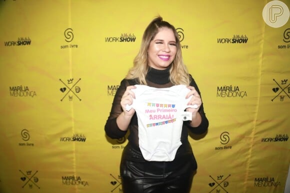 Marilia Mendonça, grávida do primeiro filho, ganhou uma roupinha para o bebê