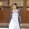 Vestidos da alta-costura: na Chanel, o minimalismo ganha complemento maximal com a capa bordada