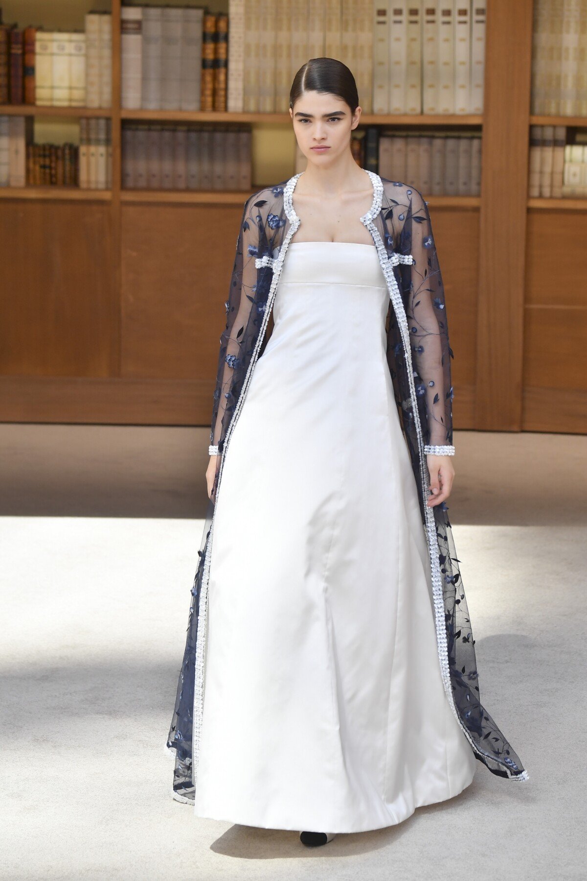 Foto: Vestidos da alta-costura: na Chanel, o minimalismo ganha complemento  maximal com a capa bordada - Purepeople