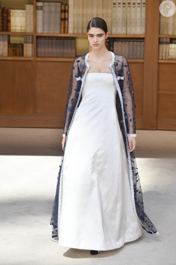 Vestidos da alta-costura: na Chanel, o minimalismo ganha complemento maximal com a capa bordada