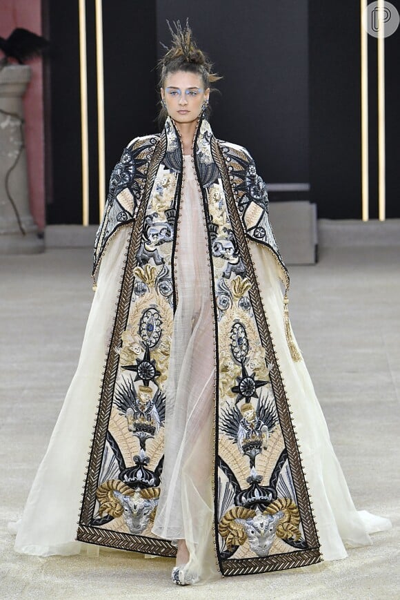 Vestidos da alta-costura: look todo bordado com referências religiosas, Guo Pei