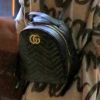 Letícia Lima usou mochila 'GG Marmont' preta, em couro matelassê, da Gucci, para passeio em shopping