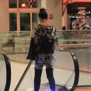 Letícia Lima usou vestido-casaco de lã e botas over the knee para passeio em shopping