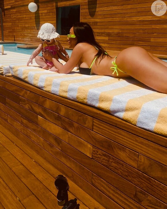 Sabrina Sato e Zoe curtem piscina do hotel