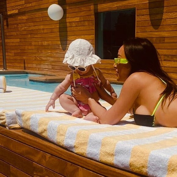 Sabrina Sato e Zoe curtem piscina do hotel