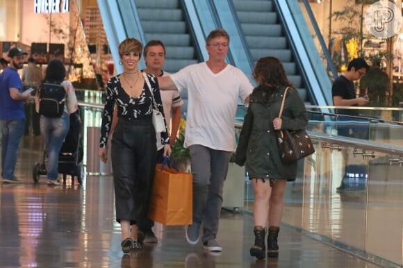Ana Furtado passeou em shopping do Rio com marido, Boninho, e a filha, Isabella