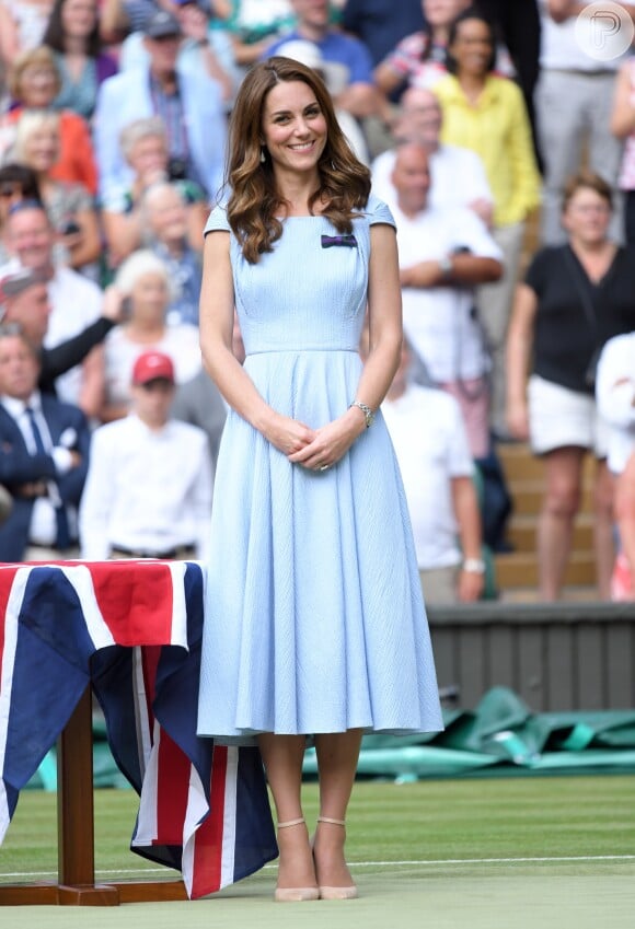 Kate Middleton usou vestido azul bebê assinado pela estilista Emilia Wickstead