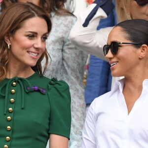 Kate Middleton esteve em Wimbledon neste sábado (13) ao lado de Meghan Markle