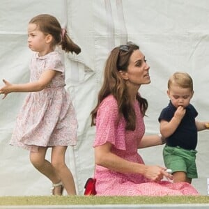 Kate Middleton foi fotografada brincando com os filhos, George, Charlotte e Louis