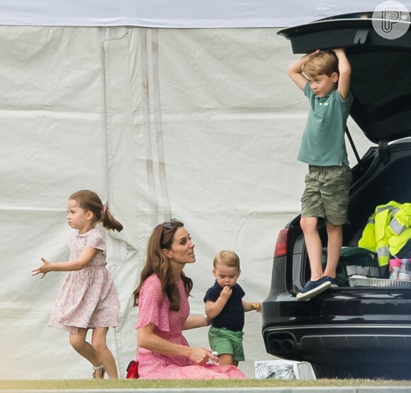 Kate Middleton foi fotografada brincando com os filhos, George, Charlotte e Louis