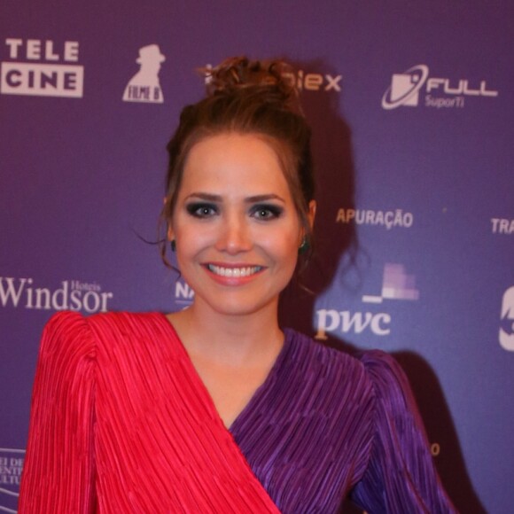 Letícia Colin deixou a barriguinha de grávida à mostra durante exercício