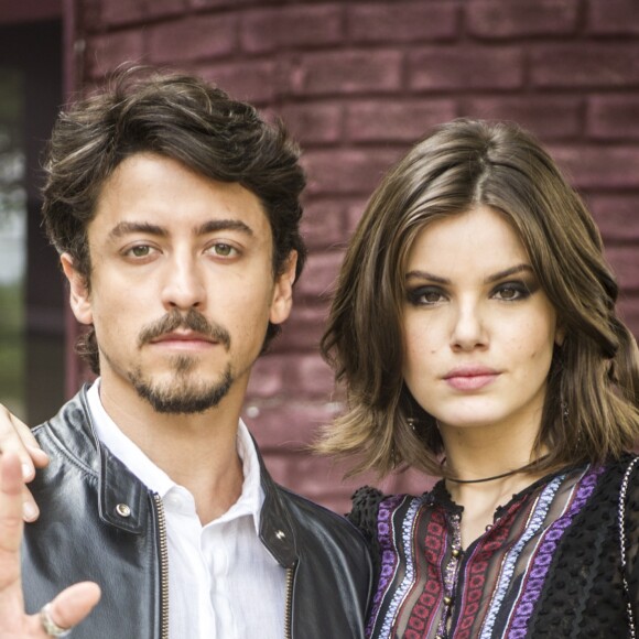 Após sairem da cadeia, Vanessa (Camila Queiroz) desaparecerá por uns anos e voltará com uma ligação para Jerônimo (Jesuíta Barbosa) na novela 'Verão 90'