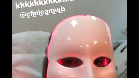 Suzanna Freitas aposta em máscara de led para cuidar da pele