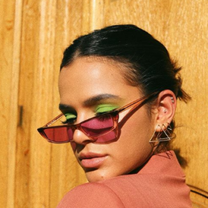 Bruna Marquezine usou seu stories do Instagram para desmentir que é ativa em um aplicativo de encontros entre ricaços