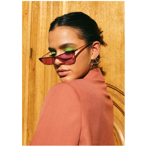 Bruna Marquezine usou seu stories do Instagram para desmentir que é ativa em um aplicativo de encontros entre ricaços