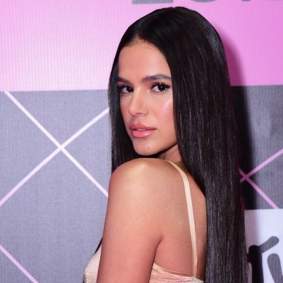 Fãs apontaram que Bruna Marquezine estaria usando um casaco do modelo Younes Bendjima