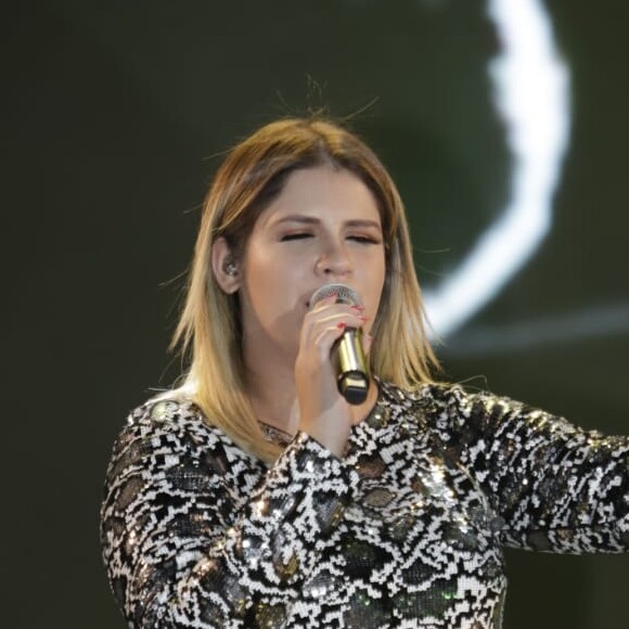 Marilia Mendonça apostou em look animal print estampa de cobra