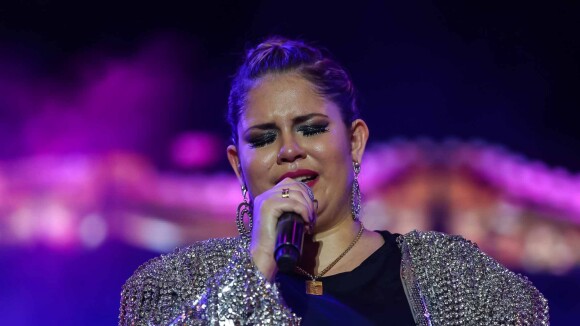 Marilia Mendonça recebe homenagem de Zé Neto e Cristiano em show: 'Chorando'