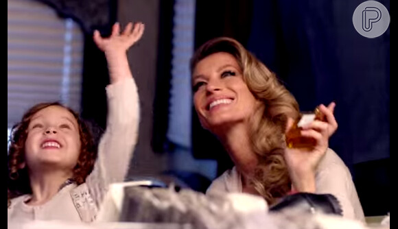 Gisele Bündchen e uma garotinha estão no novo vídeo que divulga o perfume Chanel Nº5