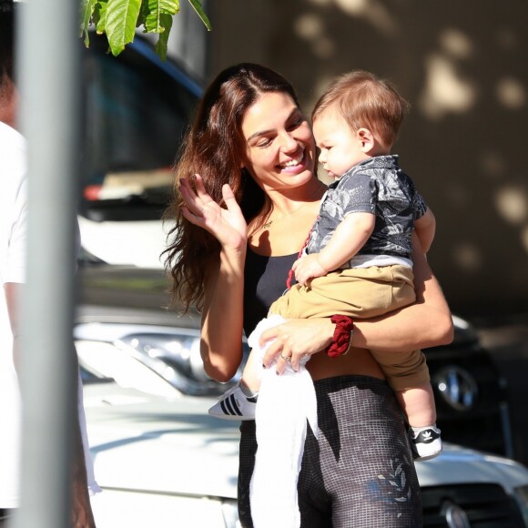 Isis Valverde ensina o filho, Rael, a dar tchauzinho