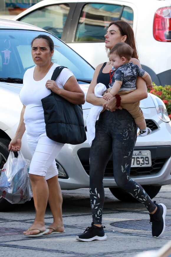 Isis Valverde estava acompanhada por uma funcionária ao deixar a academia com o filho, Rael