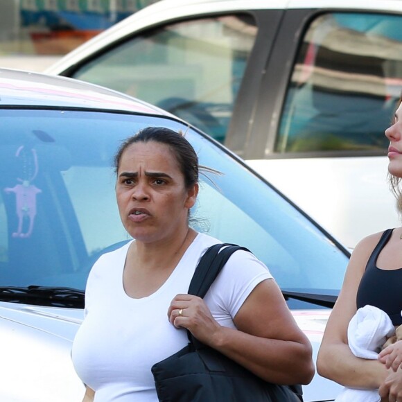 Isis Valverde estava acompanhada por uma funcionária ao deixar a academia com o filho, Rael