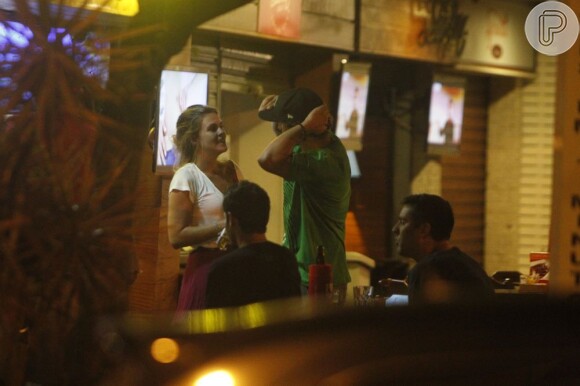 Caio Castro conversa com Lívia Lemos em bar do Rio de Janeiro