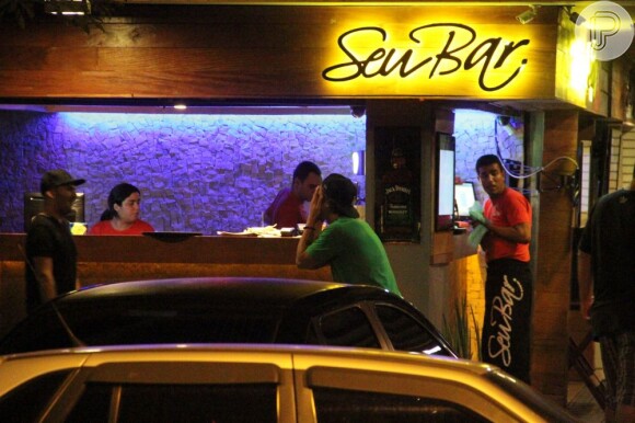 Caio Castro se divertiu em bar carioca