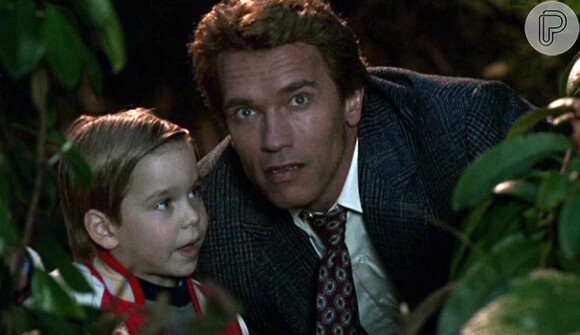 Arnold Schwarzenegger deu vida ao detevive John Kimble. O personagem vive as experiências mais inusitadas, inclusive sendo obrigado passar pela tarefa de ensinar crianças e acaba se apaixonando por uma das professoras