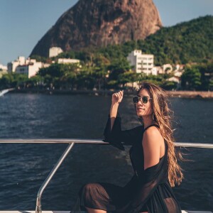 Mulher de Alok, Romana Novais combinou biquíni com uma camiseta preta nesta terça-feira, dia 23 de julho de 2019