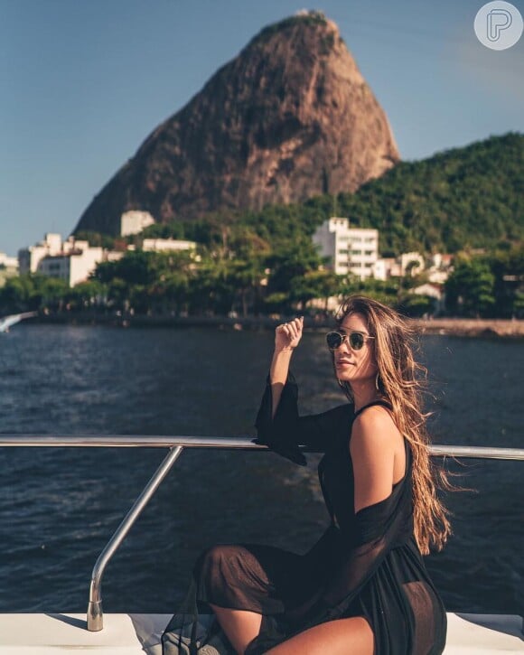 Mulher de Alok, Romana Novais combinou biquíni com uma camiseta preta nesta terça-feira, dia 23 de julho de 2019