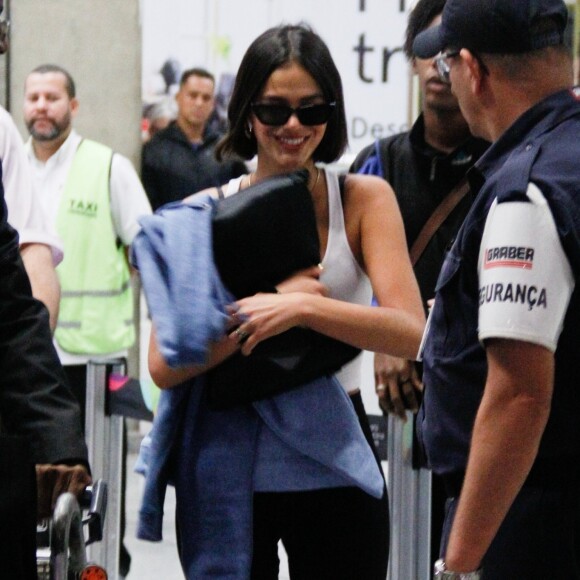 Bruna Marquezine causou tumulto ao desembarcar em um aeroporto do Rio de Janeiro