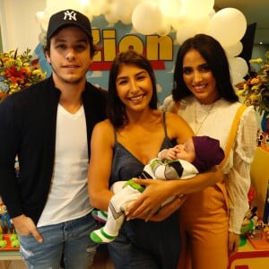 Os irmãos Juliana Xavier e Ricky Tavares prestigiam aniversário de dois meses de Zion, filho de Jade Seba e Bruno Guedes