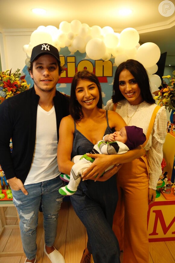 Os irmãos Juliana Xavier e Ricky Tavares prestigiam aniversário de dois meses de Zion, filho de Jade Seba e Bruno Guedes