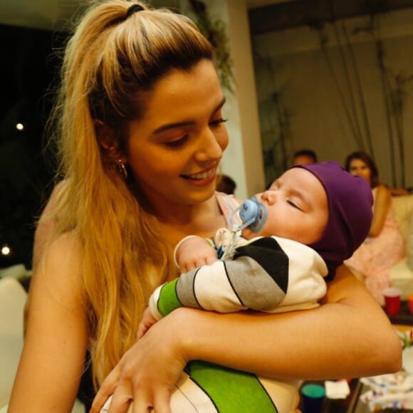 Filho de Jade Seba e Bruno Guedes, Zion ganha colo de Giovanna Lancellotti