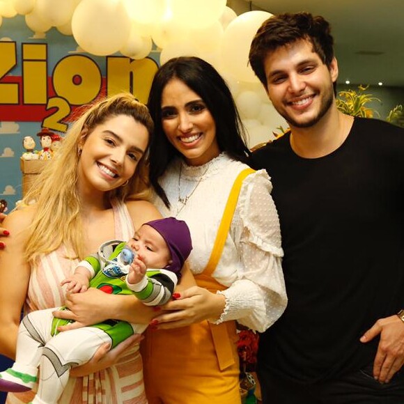 Jade Seba fantasia filho, Zion, de Buzz Lightyear em festa de mesversário