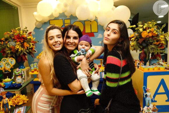 Giovanna Lancellotti levou a mãe e irmã à festa de dois meses de Zion, filho de Jade Seba e Bruno Guedes