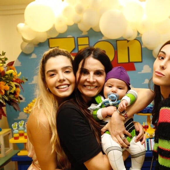 Giovanna Lancellotti levou a mãe e irmã à festa de dois meses de Zion, filho de Jade Seba e Bruno Guedes