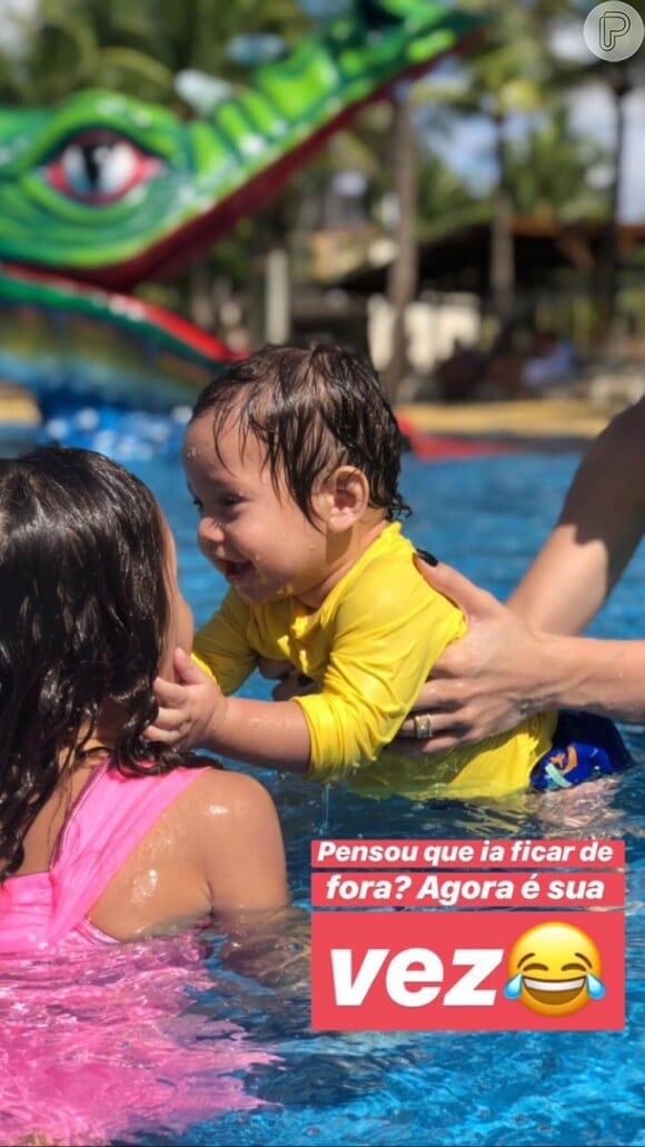 Filha de Wesley Safadão, Ysis se divertiu em piscina com o irmão, Dom