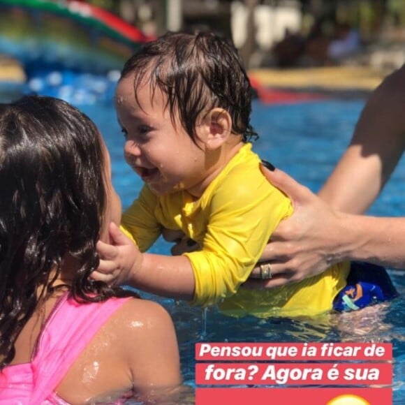 Filha de Wesley Safadão, Ysis se divertiu em piscina com o irmão, Dom