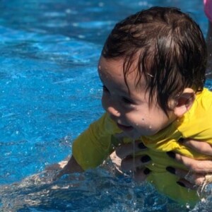 Wesley Safadão mostrou o filho caçula, Dom, se divertindo em parque aquático