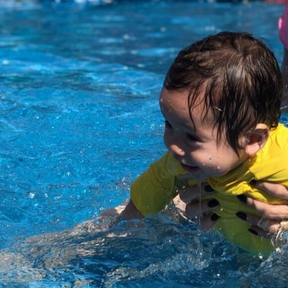 Wesley Safadão mostrou o filho caçula, Dom, se divertindo em parque aquático