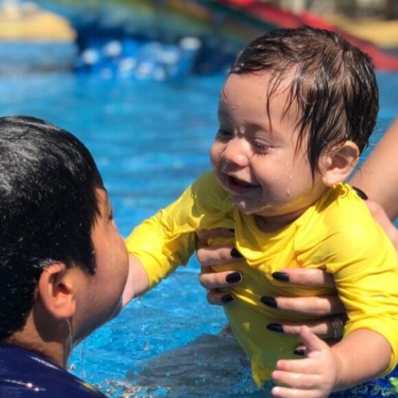 Wesley Safadão mostrou o primogênito, Yhudy, brincando com o caçula, Dom