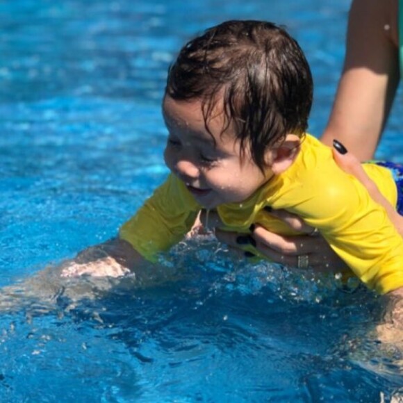 Dom, filho de Wesley Safadão e Thyane Dantas, curtiu piscina com a mãe