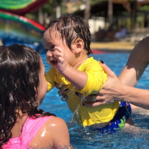 Filho caçula de Wesley Safadão, Dom brincou com a irmã, Ysis