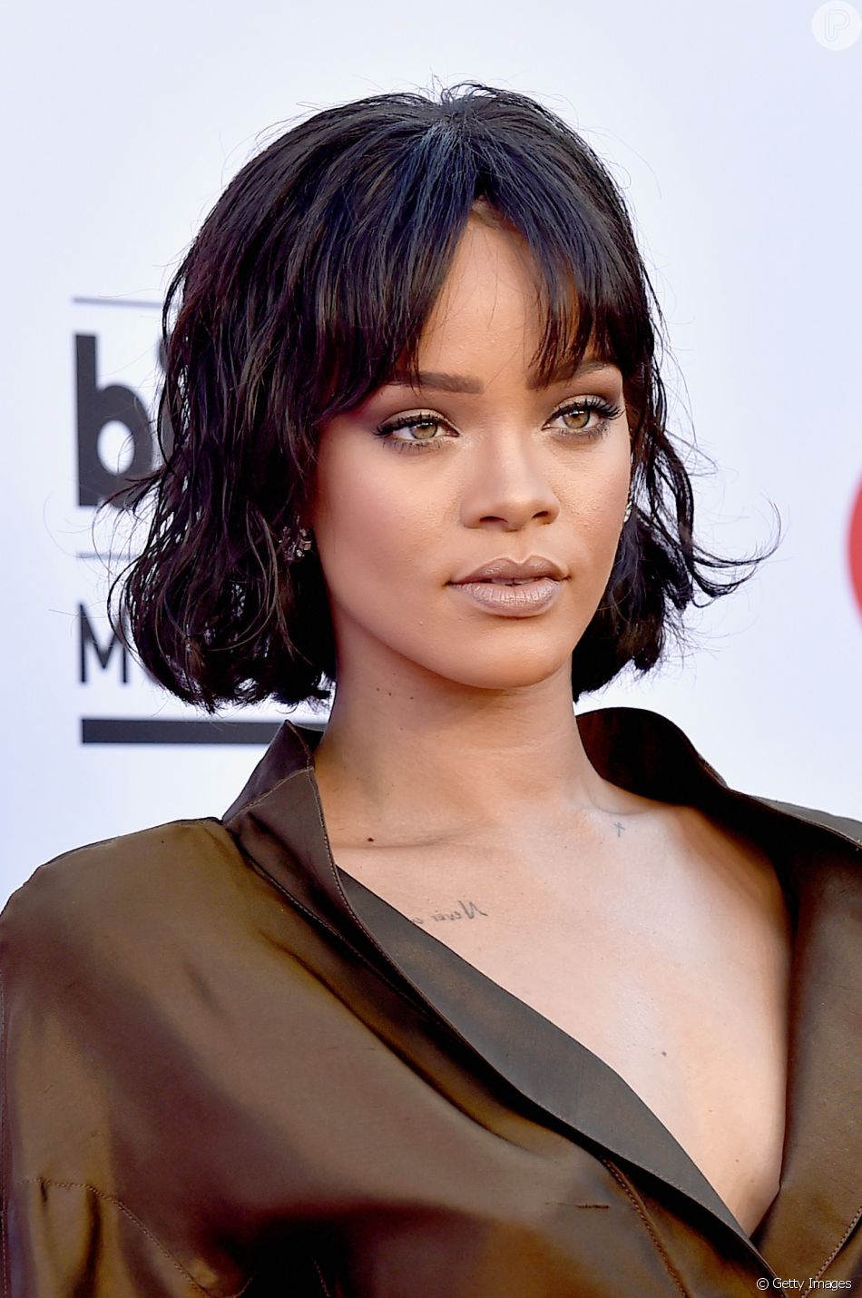 Rihanna varia cor e comprimento de suas perucas lace