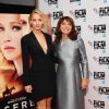 Jennifer Lawrence aposta em look com decote da grife Dior para première do filme 'Serena', em Londres, na Inglaterra