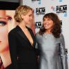 Jennifer Lawrence aposta em look com decote da grife Dior para première do filme 'Serena', em Londres, na Inglaterra